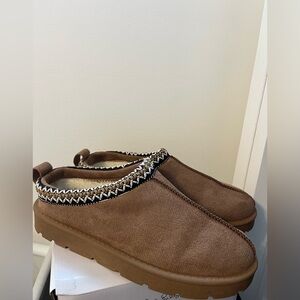 Knock off Uggs Tan Slip-On Shoes with Woven Detail